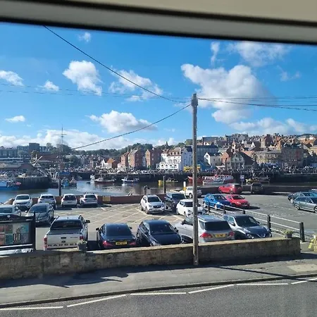 Endeavour - A Wonderful Nyaraló Whitby